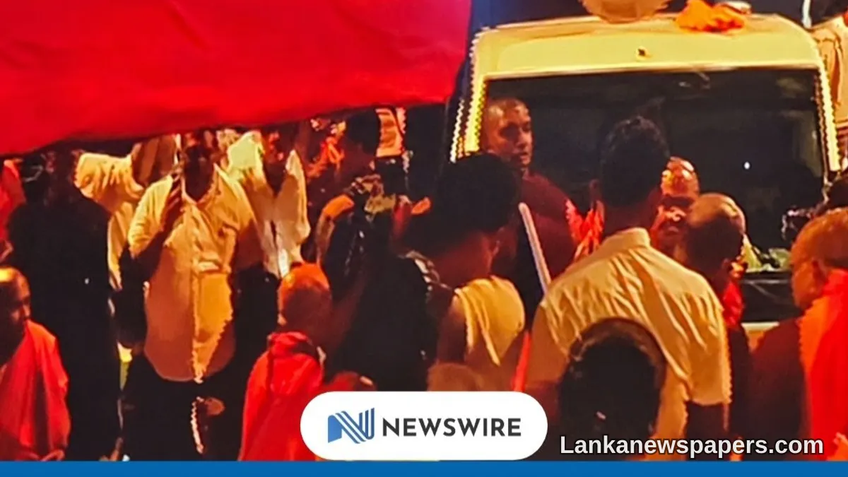 Police Step In as Demonstrators Attempt to Set Up Shelter Outside Presidential Secretariat